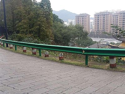 广安高速公路上安装护栏板需要水准仪测量